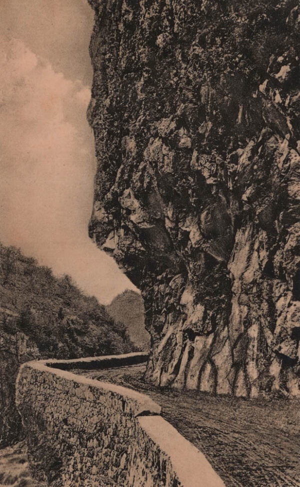 03064_Batumi_Artvin_road_God_carry_it_rock